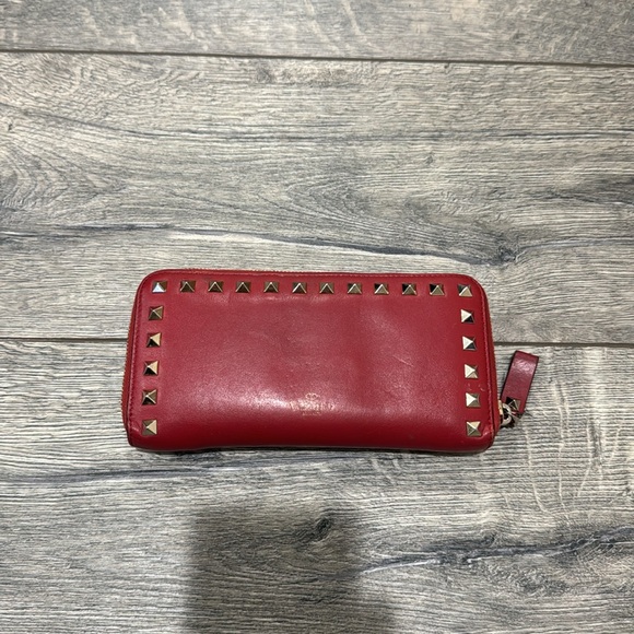 • VALENTINO GARAVANI • Calfskin Rockstud Zip Around Wallet Rosso Valentino Red - Picture 5 of 9